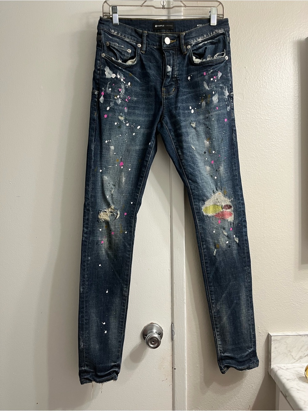 Men's Dark Blue Skinny Jeans with Paint-Splatter Distress